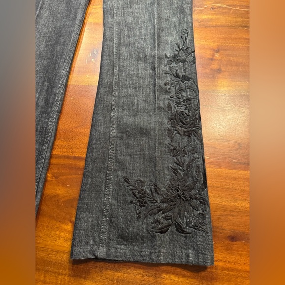 Elie Tahari Vintage Faded black Floral Embroidered Bootcut Jeans Sz 8 - Picture 2 of 10